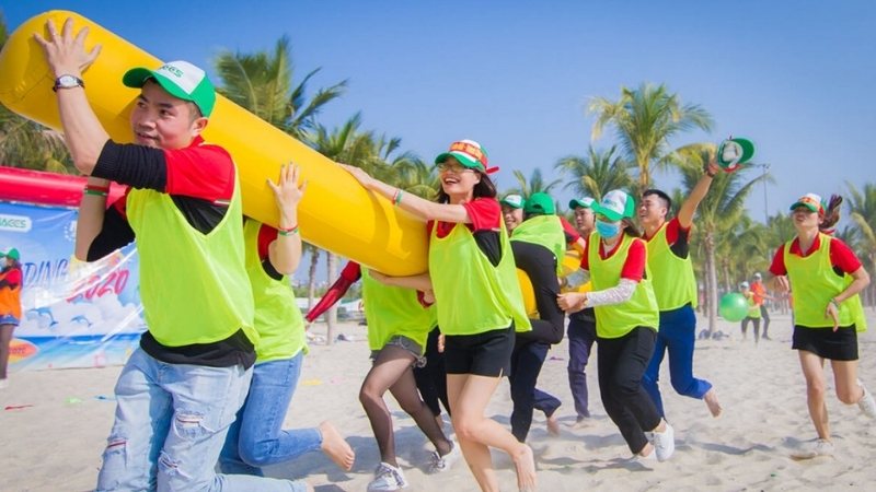 20 trò chơi vui cho team building khuấy động trên sân khấu