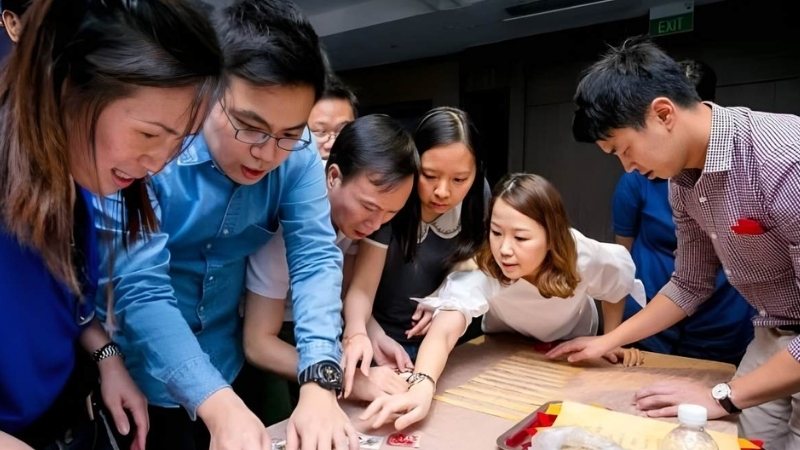 20 trò chơi vui cho team building khuấy động trên sân khấu