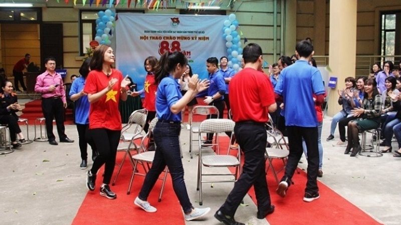 20 trò chơi vui cho team building khuấy động trên sân khấu