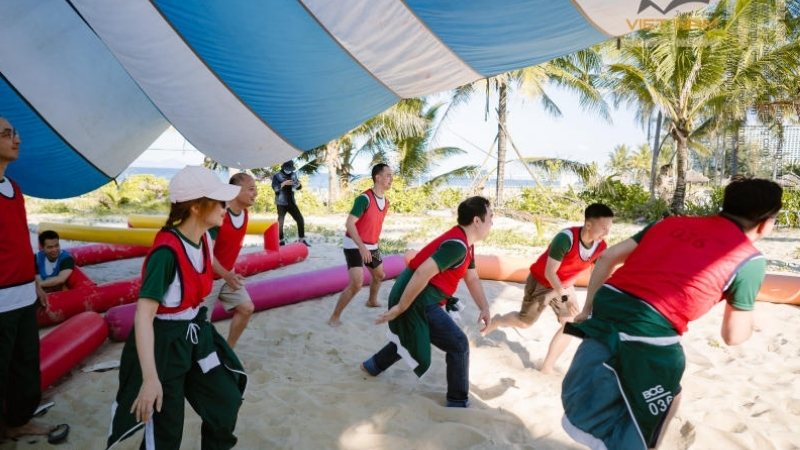 20 trò chơi vui cho team building khuấy động trên sân khấu