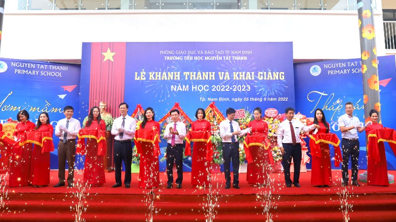 dan-chuong-trinh-le-khanh-thanh-truong-hoc-1