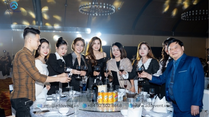 Hướng Dẫn Tổ Chức Year End Party 2025: Concept, Xu Hướng & Kịch Bản Chi Tiết
